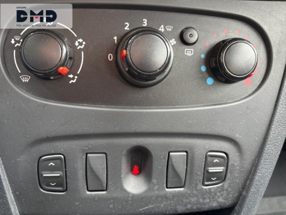 DACIA Sandero auem_AE12706_15_hd.jpg